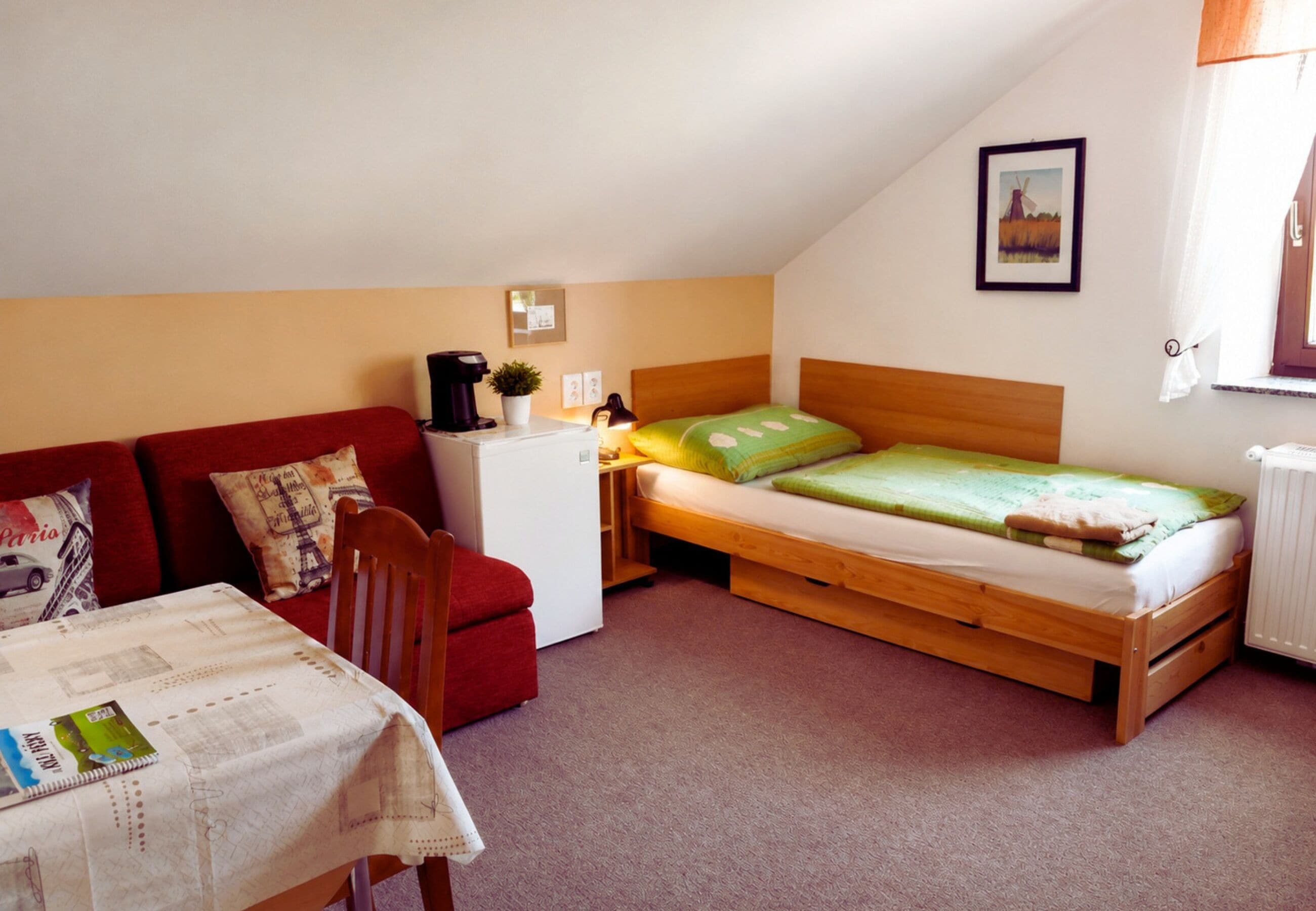 Single Room, Shared Bathroom (3)
