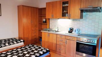 Apartment, Ensuite (6) | Private kitchen | Fridge, microwave