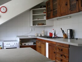Apartment, Ensuite (4) | Private kitchenette | Fridge, microwave, cookware/dishes/utensils