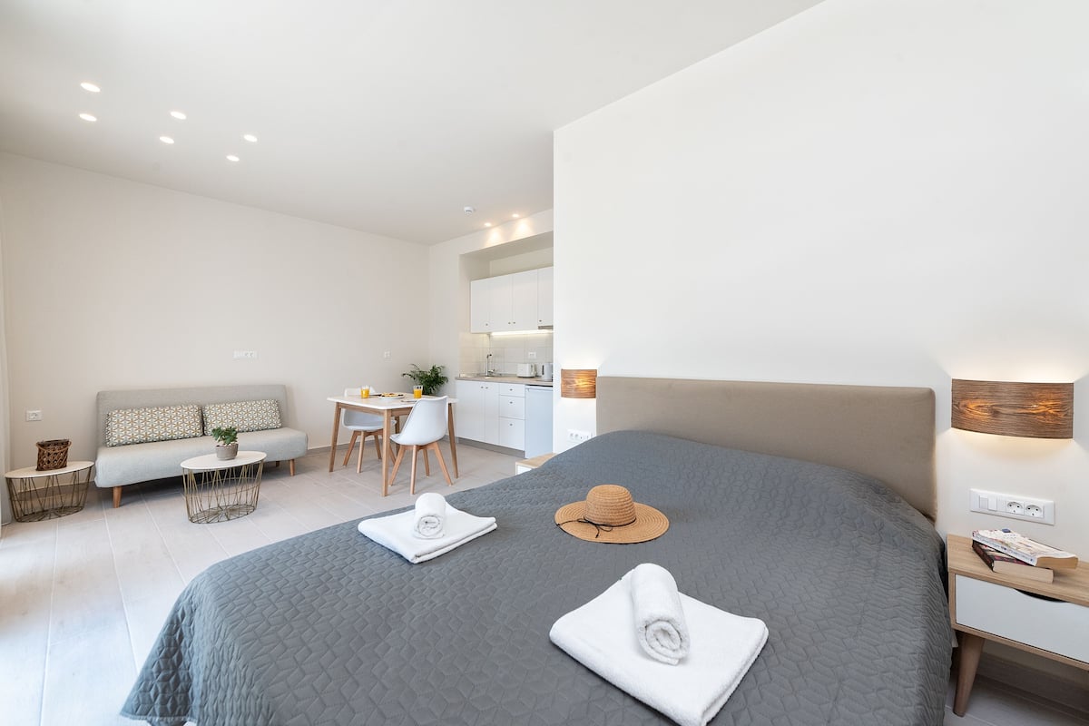 Deluxe Studio Suite, 1 Queen Bed, Partial Sea View | Premium bedding, down duvets, in-room safe, soundproofing