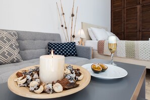 Suite Studio Deluxe, 1 grand lit, non-fumeurs, vue plage | Coin séjour | Télévision à écran plat de 39 pouces avec chaînes par satellite