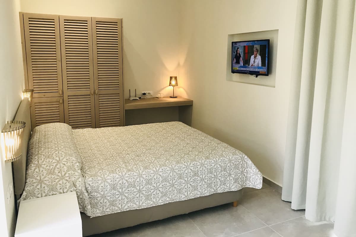 Deluxe Studio, 1 Queen Bed with Sofa bed, Non Smoking, Courtyard View | Premium bedding, down duvets, in-room safe, soundproofing