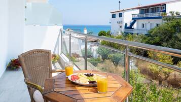 Deluxe Studio Suite, 1 Queen Bed, Partial Sea View | Terrace/patio