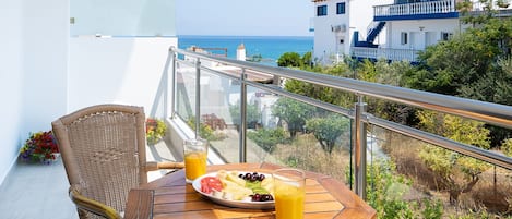 Deluxe-Studiosuite, 1 Queen-Bett, eingeschränkter Meerblick | Terrasse/Patio