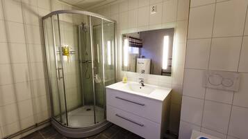Traditional House, 4 Bedrooms | Bathroom | Shower, hair dryer, towels