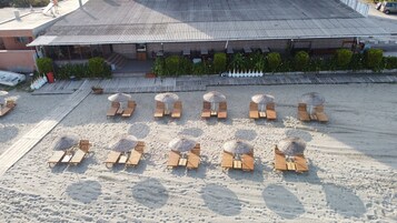 私家海滩、免费海滩班车、沙滩椅、海滩遮阳伞