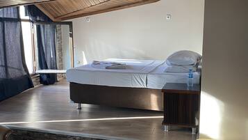 Suite Deluxe, 1 chambre, terrasse, vue ville | Espace de travail pour ordinateur portable, chambres insonorisées