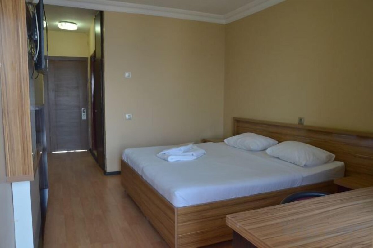 Laptop workspace, soundproofing, cribs (free), WiFi (free)