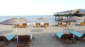 Playa privada, traslado desde/hacia la playa gratis y camastros