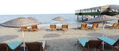 Playa privada, traslado desde/hacia la playa gratis y camastros