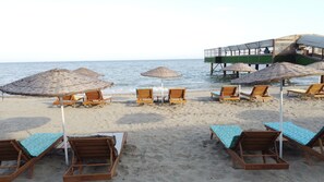 Playa privada, traslado desde/hacia la playa gratis y camastros 