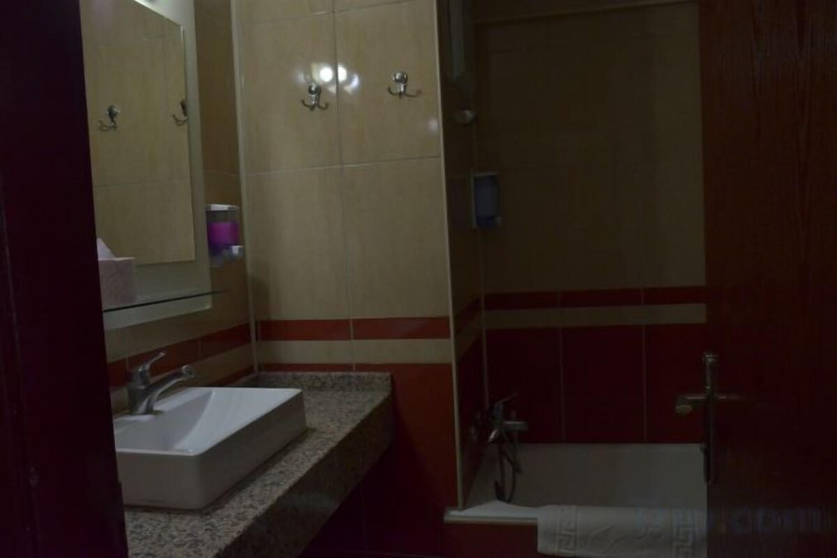 Combined shower/tub, jetted tub, free toiletries, hair dryer