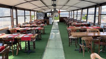 3 restaurants; ze serveren er ontbijt, lunch en diner