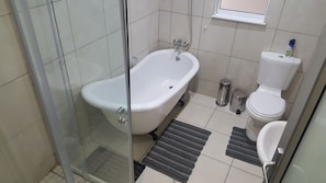 Quarto casal standard, 1 cama Queen | Banheiro | Banheira de imersão, produtos de toalete grátis