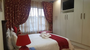 Quarto casal luxo de uso individual | Individualmente mobiliados, escrivaninha, berços (sobretaxa)