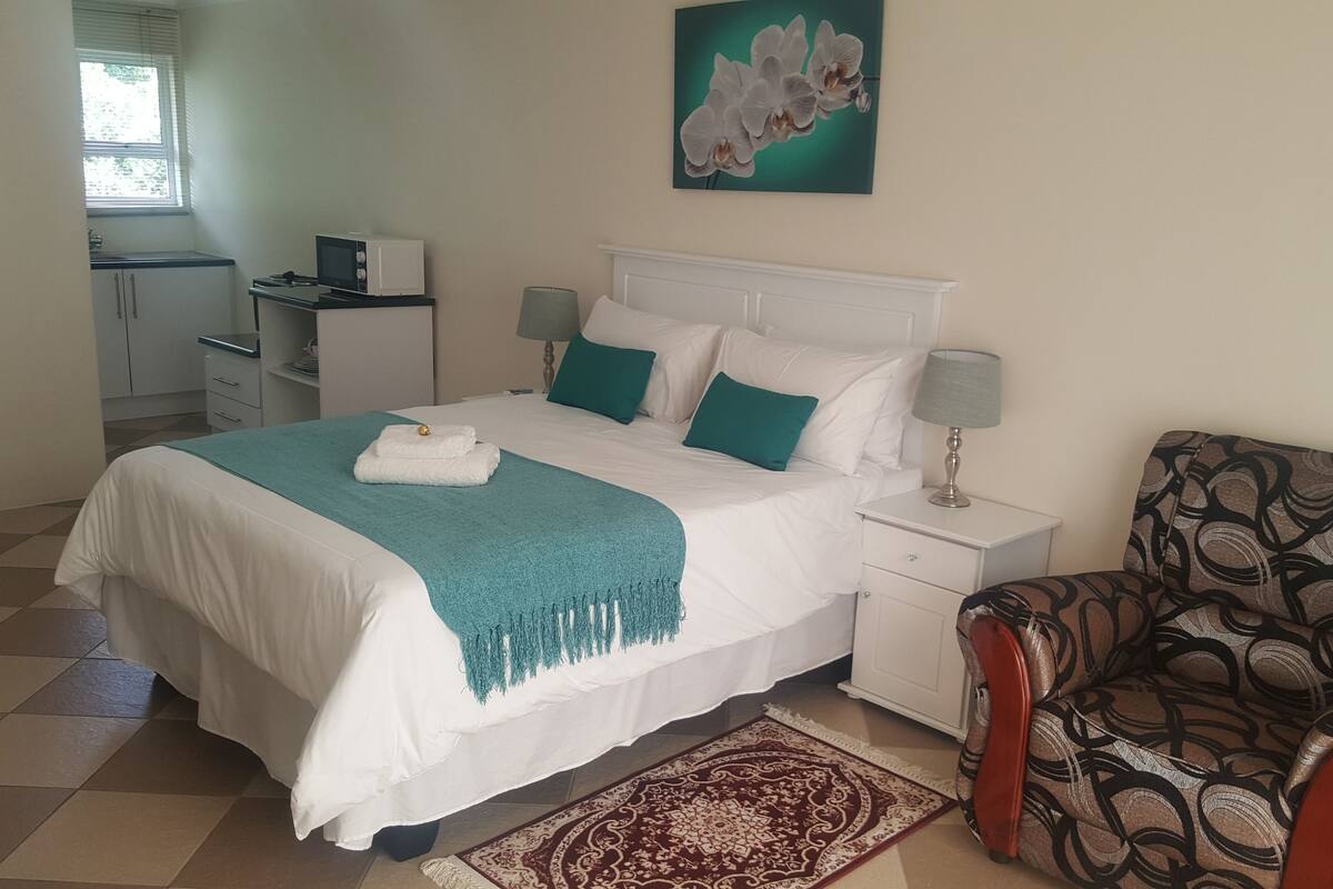 Quarto casal luxo de uso individual | Individualmente mobiliados, escrivaninha, berços (sobretaxa)