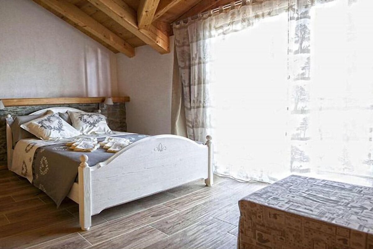 Quarto casal clássico | Escrivaninha, berços grátis, camas extras/dobráveis (sobretaxa)