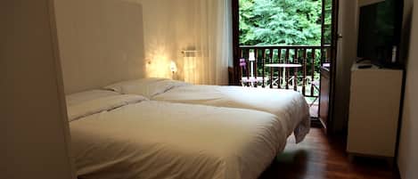 Standard Twin Room, 2 Single Beds | Premium bedding, desk, iron/ironing board, free WiFi