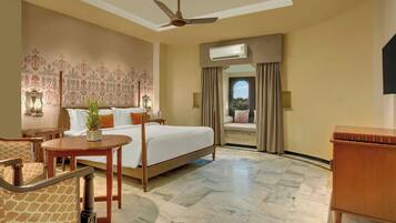 Suite, 1 kingsize bed | Luxe beddengoed, donsdekens, een minibar, een kluis op de kamer