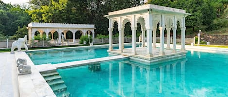 Una piscina al aire libre