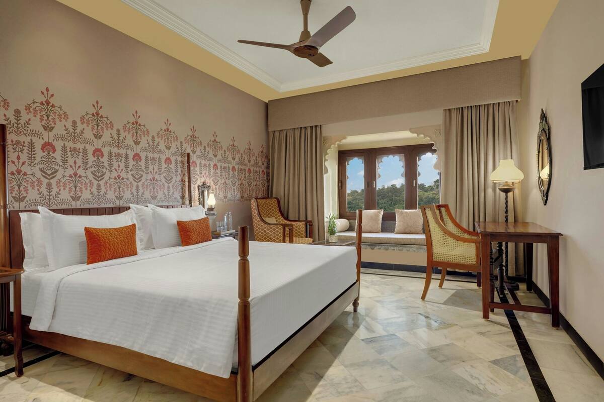 Room, 1 King Bed | Premium bedding, down duvets, minibar, in-room safe