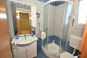 Departamento clásico, 2 habitaciones (Apartment 3) | Baño | Regadera, amenidades de baño gratuitas, secadora de cabello, toallas