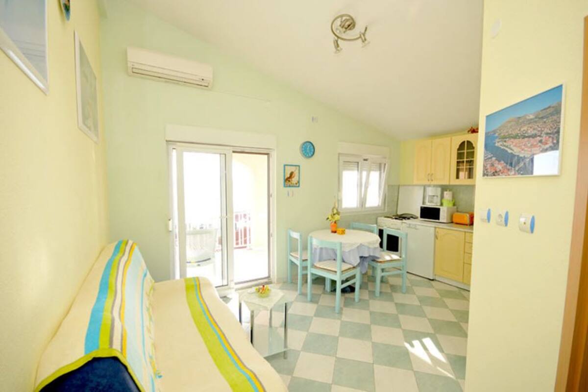 Departamento clásico, 2 habitaciones (Apartment 4) | Área de sala de estar | Televisión de pantalla plana