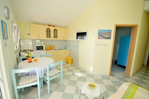 Classic Apartment, 2 Bedrooms (Apartment 4) | Private kitchen | Fridge, microwave, oven, stovetop - Villa Antonio (Seget)