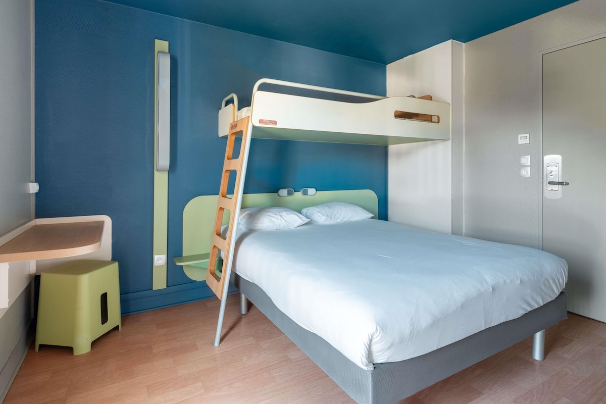 Triple Room, Multiple Beds | Desk, free cribs/infant beds, free WiFi, bed sheets