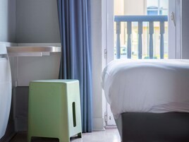 双人房 | 办公桌、免费婴儿床、免费 WiFi、床单