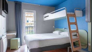 Habitación triple, varias camas | Escritorio, cunas gratuitas, wifi gratis y ropa de cama