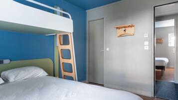 Bàn, nôi (giường cho trẻ sơ sinh) miễn phí