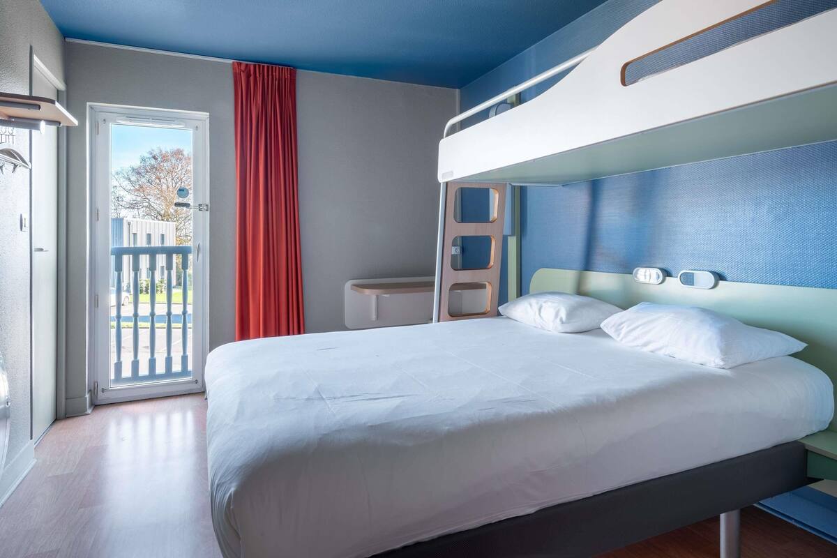 Chambre Triple, plusieurs lits | Bureau, chambres insonorisées, lits bébé (gratuits), Wi-Fi gratuit