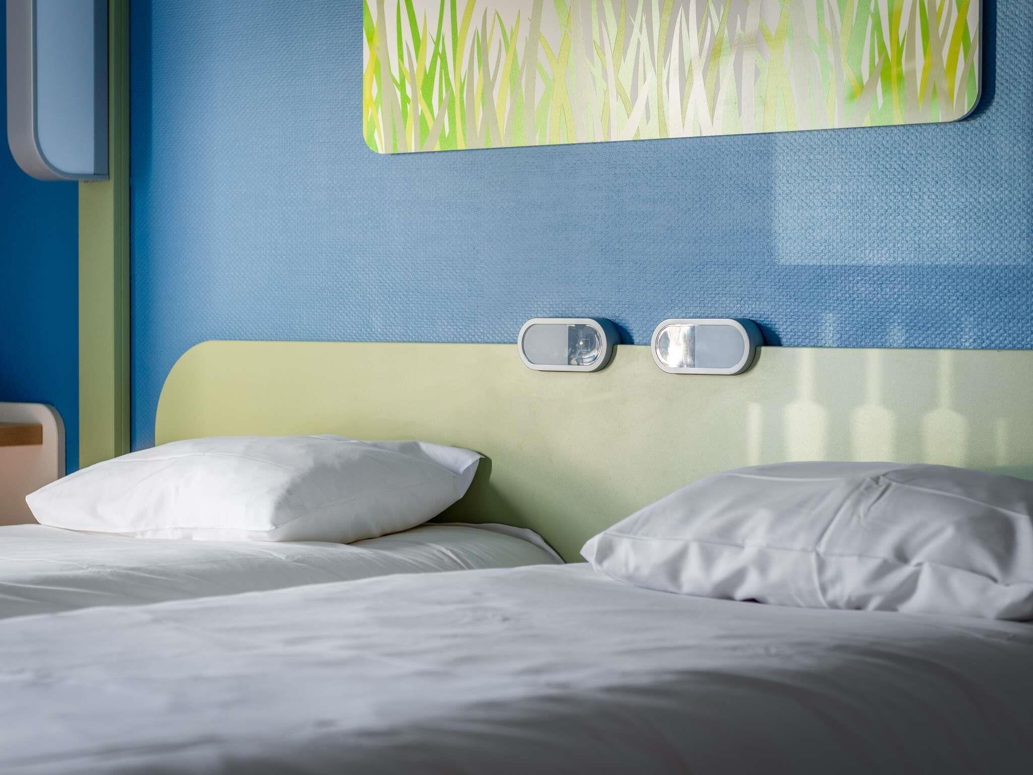 Escritorio, cunas gratuitas, wifi gratis y ropa de cama 