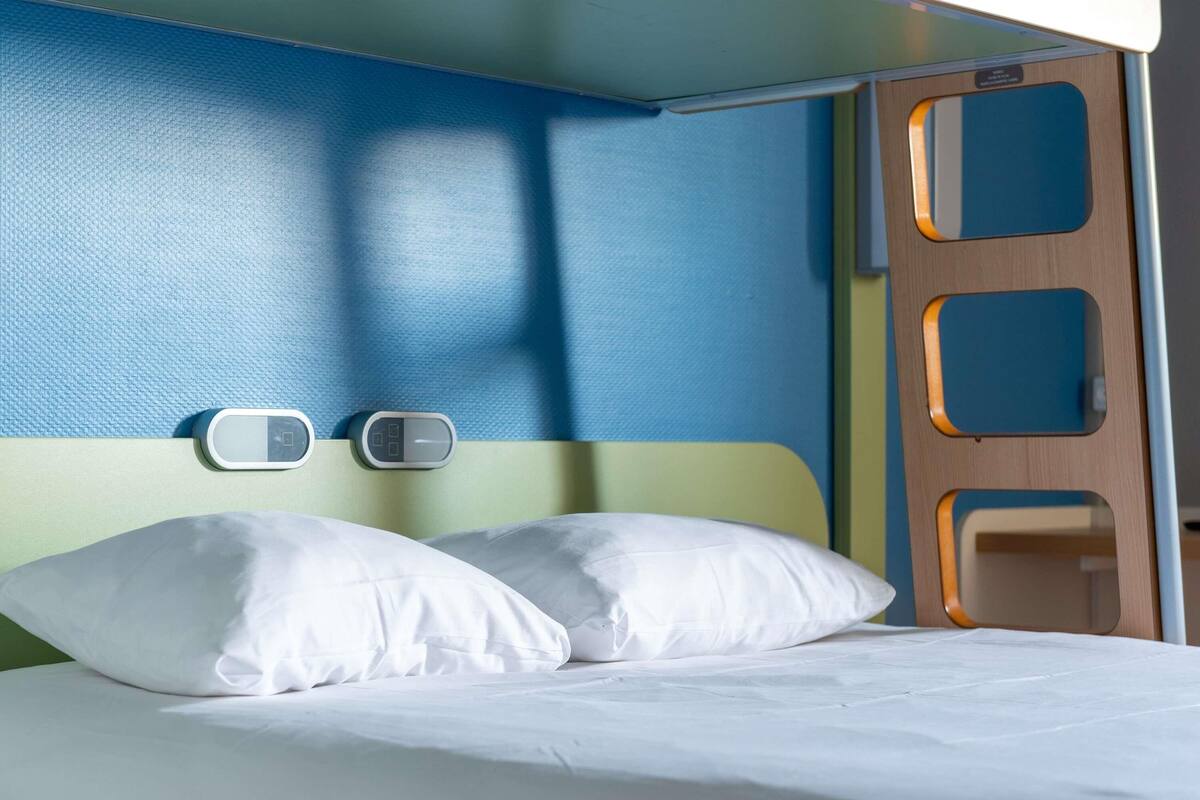 Triple Room, Multiple Beds | Desk, free cribs/infant beds, free WiFi, bed sheets