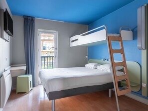 トリプルルーム ベッド (複数台) | デスク、ベビーベッド (無料)、WiFi (無料)、ベッドシーツ