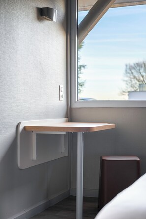 Desk, free cots/infant beds, free WiFi, bed sheets - ibis budget Caen Hérouville (Herouville-Saint-Clair)