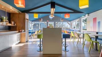 Se ofrece un desayuno bufé todos los días (9.50 EUR por persona)