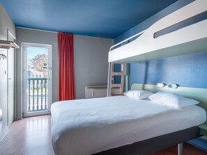 Habitación triple, varias camas | Escritorio, cunas gratuitas, wifi gratis y ropa de cama