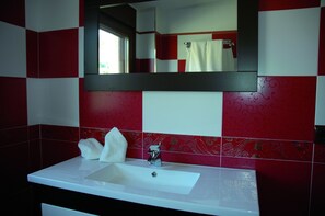 Ducha, artículos de tocador gratuitos, secador de pelo, toallas