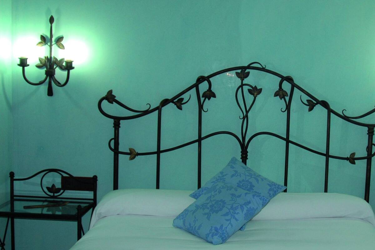 Caja de seguridad en la habitación y cortinas blackout