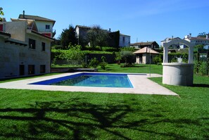 Una piscina al aire libre de temporada