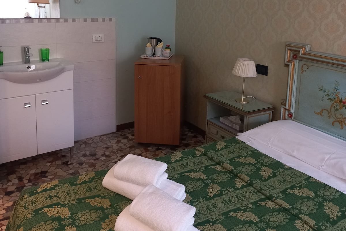 Artículos del minibar gratis, decoración personalizada y escritorio