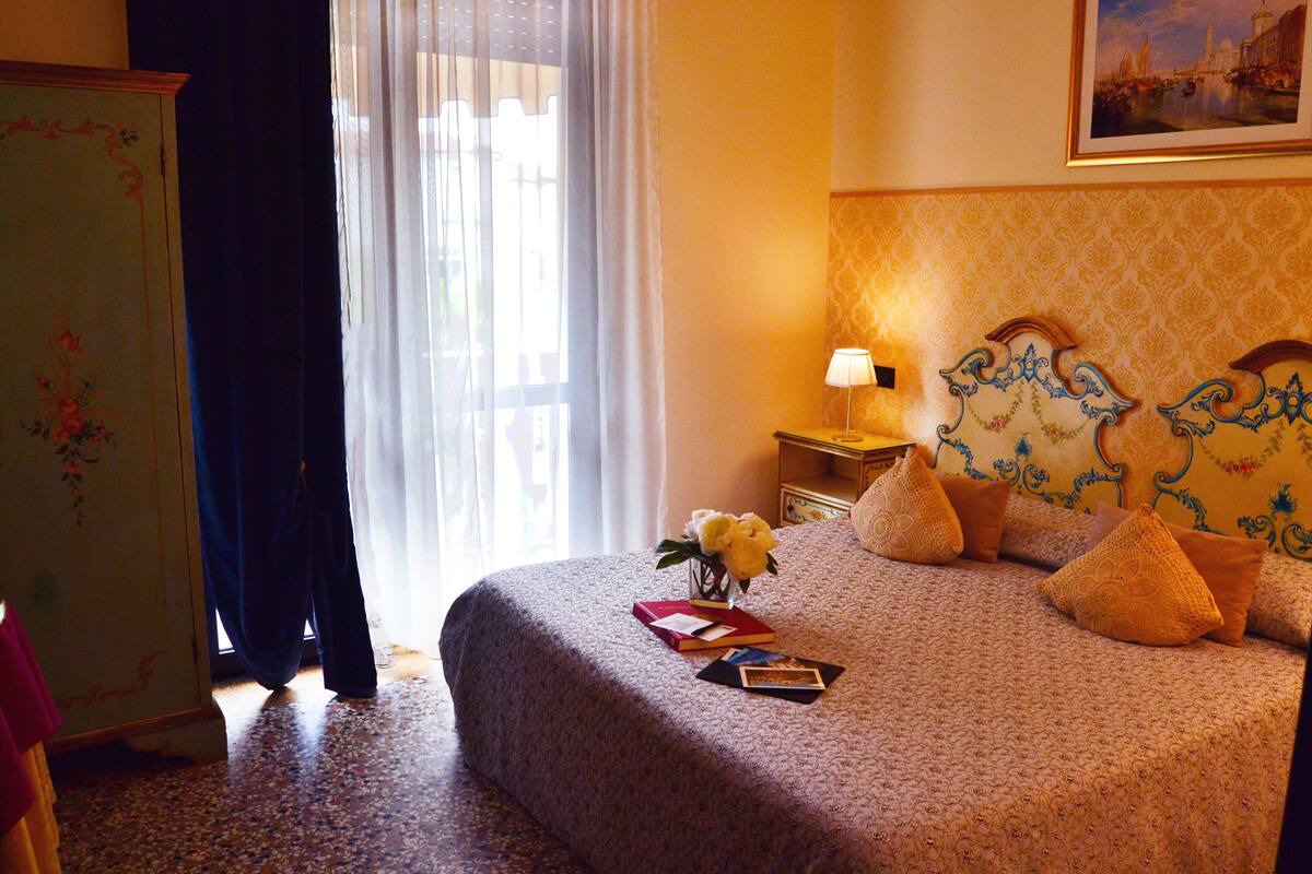 Artículos del minibar gratis, decoración personalizada y escritorio