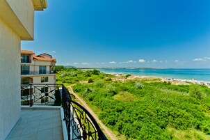 Un balcón con vista a la playa y al océano.