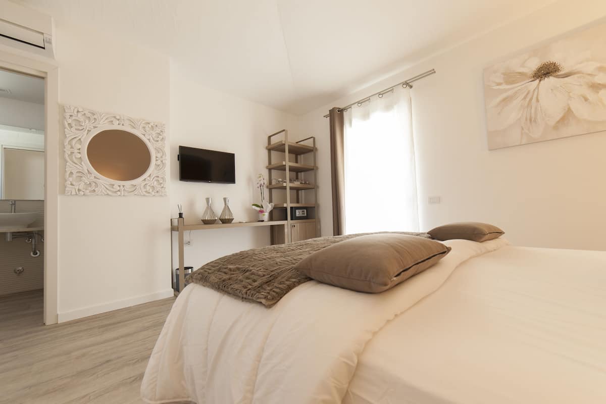 Premium bedding, minibar, in-room safe, desk
