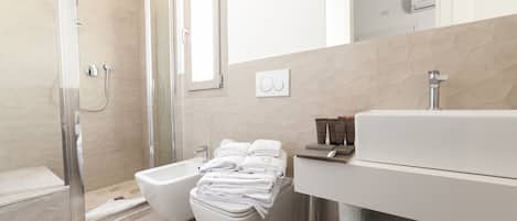 ห้องดีลักซ์ดับเบิล | ห้องน้ำ | ฝักบัว, ของใช้ในห้องน้ำฟรี, ไดร์เป่าผม, โถสุขภัณฑ์แบบบิเดท์