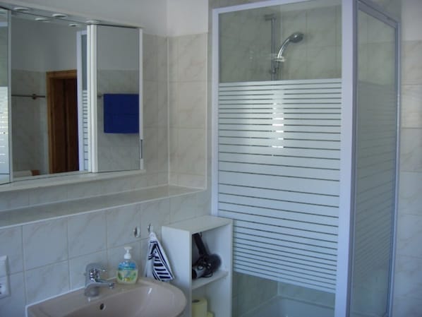 Classic-Apartment, 2 Schlafzimmer, Gartenblick | Badezimmer | Dusche, Haartrockner, Hausschuhe, Handtücher