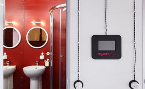 อพาร์ทเมนท์, ระเบียง | ห้องน้ำ | ฝักบัว, ของใช้ในห้องน้ำฟรี, ไดร์เป่าผม, ผ้าเช็ดตัว