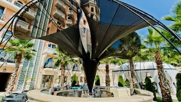 Bar en bord de piscine